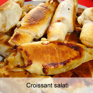 ricetta croissant salati con wurstel, salame, robiola, salmone affumicato