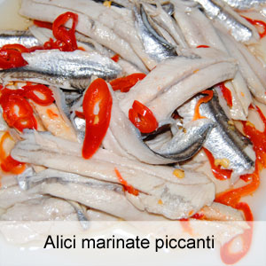 filetti di alici (o acciughe) marinate in olio e limone con peperoncino fresco