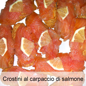 Carpaccio di salmone su crostini di pane