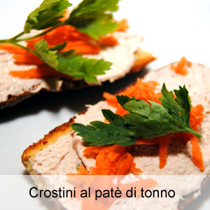 Patè di tonno fatto in casa su crostini di pane tostato