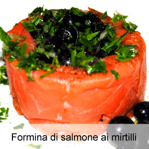 antipasto di salmone affumicato con mirtilli neri di bosco