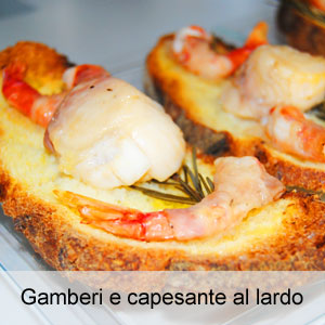 gamberi e capesante avvolte nel lardo tostate al forno su fette di pane