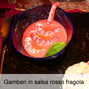 Gamberi serviti su una vellutata di pomodoro e fragole