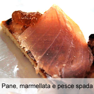 Crostini con marmellata e pesce spada affumicato