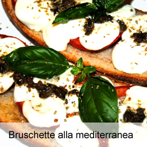Bruschette alla mediterranea con mozzarella e pomodoro.