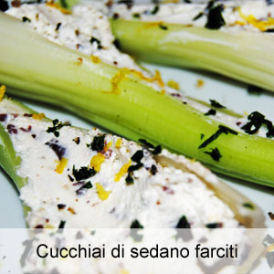 Gambi di sedano farciti con formaggio caprino e olive