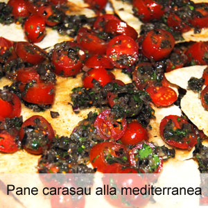 antipasto pane sardo carasao con pomodori, basilico, olive