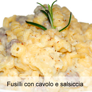 pasta con cavolo cappuccio, salsiccia e robiola