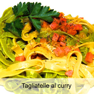 ricetta tagliatelle al curry con wurstel o prosciutto